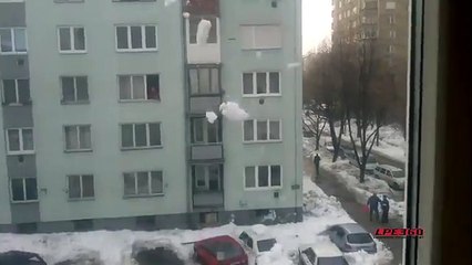 Snow From Five Story Roof Falls and Smashes Cars(1)