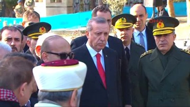 Çanakkale Cumhurbaşkanı Erdoğan Şehitlikte Karanfil Bıraktı