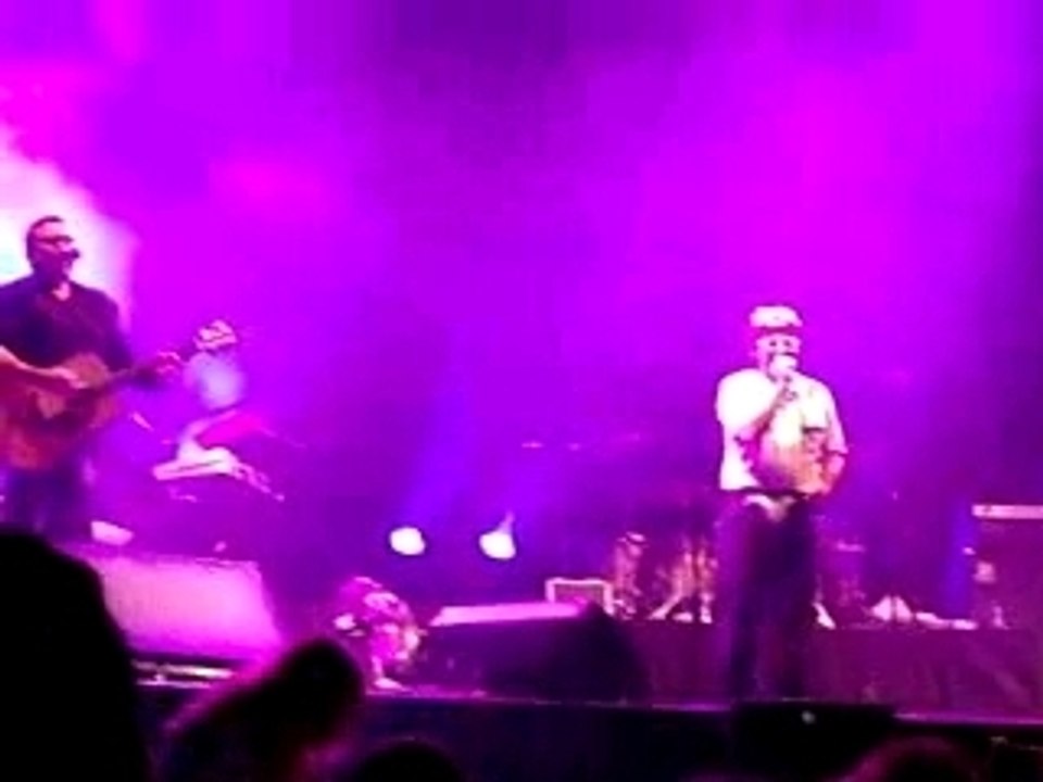 Shubidua sous une pluie de biscuits