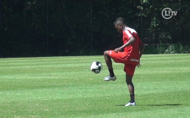Kelvin mostra toda a habilidade com freestyle em treino do São Paulo