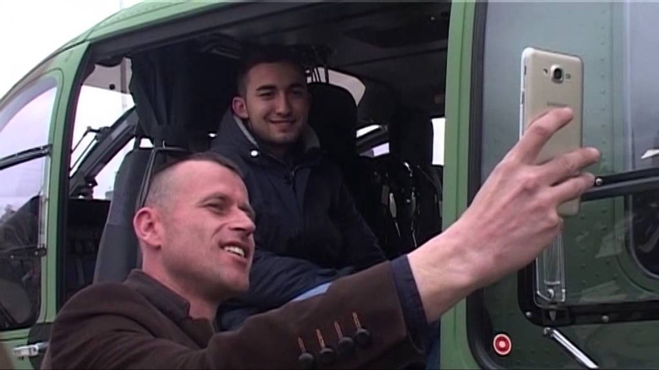 “SHIGJETAT E KUQE” PARADE AJRORE NE TIRANE, AVIONET BRITANIKE ZHVILLOJNE AKROBACI AJRORE LAJM