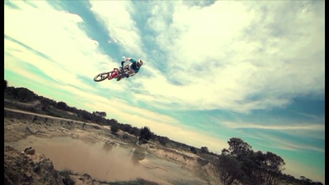 Skuff TV Moto - The Life by Dirt Action