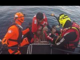 Samos (Grecia) - Guardia Costiera salva 27 migranti su due gommoni (18.03.16)