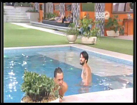 Eu ia entrar ontem (na piscina) aí eu cheguei aqui e só o Renan entrou, eu falei gente, melhor não ir não