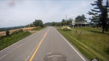 Watch Motorcyclist Handle a Careless Driver Like a Boss