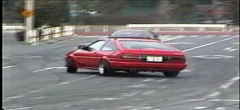 Silvias, AE86, R34 drifting in an industrial square