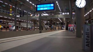 Berlin Hauptbahnhof: Einfahrt einer BR 109