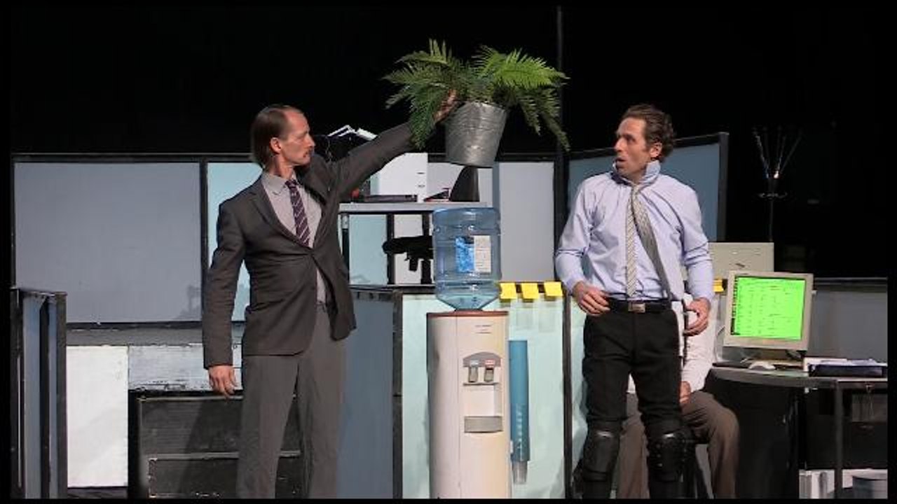 "Blam", la obra que rompe con la rutina y  donde los empleados pueden ser superhéroes