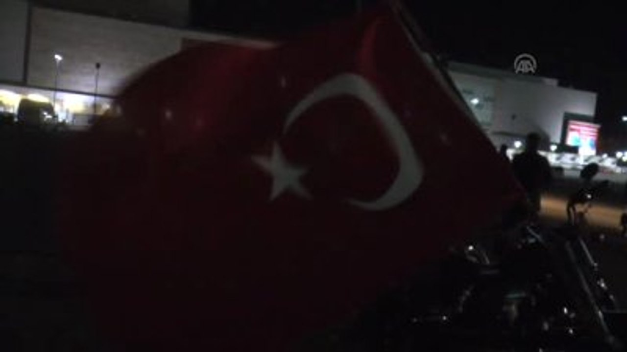 Bir Grup Motosikletçi Şehitlere Saygı İçin Türk Bayraklarıyla Kentte Tur Attı