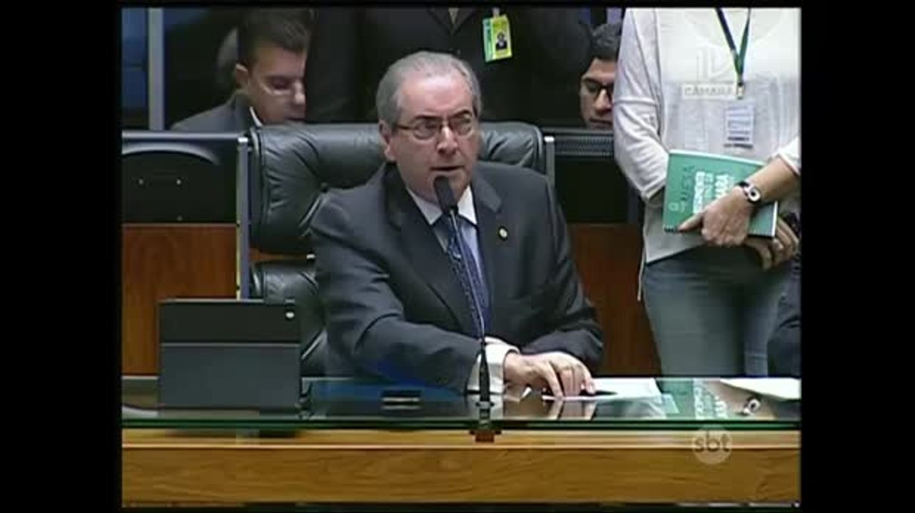 Câmara faz sessão para acelerar rito de impeachment da presidente Dilma