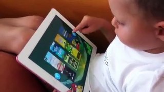 Simone, 3 anni, gioca ad Angry Birds su iPad