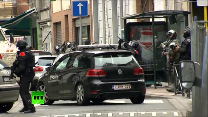 Télécharger la video: Moment of Paris Attacks suspect arrest caught on camera