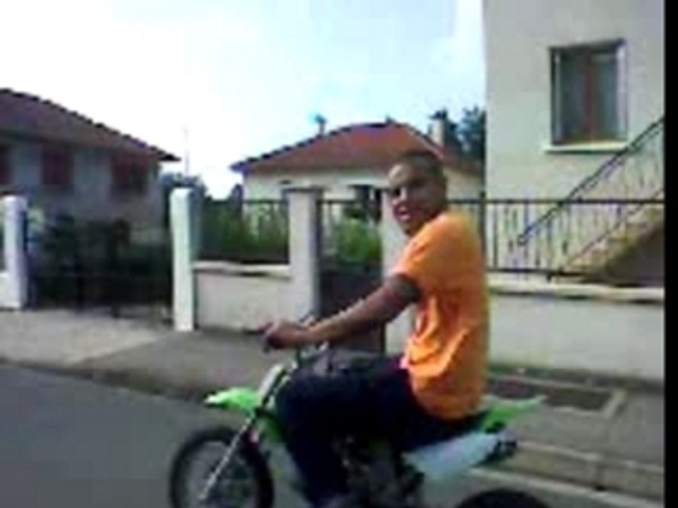 BECANE AU QUARTIER(GMH)