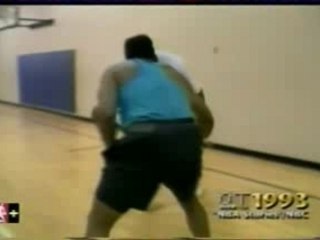 Shaquille O'Neall casse le panier