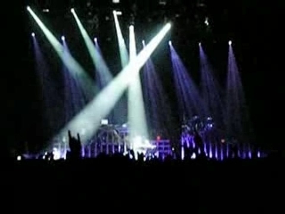 Linkin Park Live at Bercy - Pushing Me Away (piano)