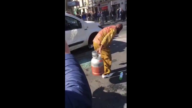 Un homme passe ses nerfs sur sa voiture en plein Barbès