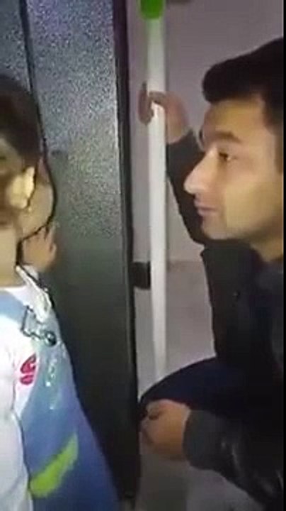 Polis Babasına Öğüt Veren Minik Kız