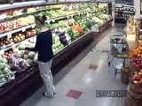 Guardate cosa fa questa donna al supermercato... ASSURDO!