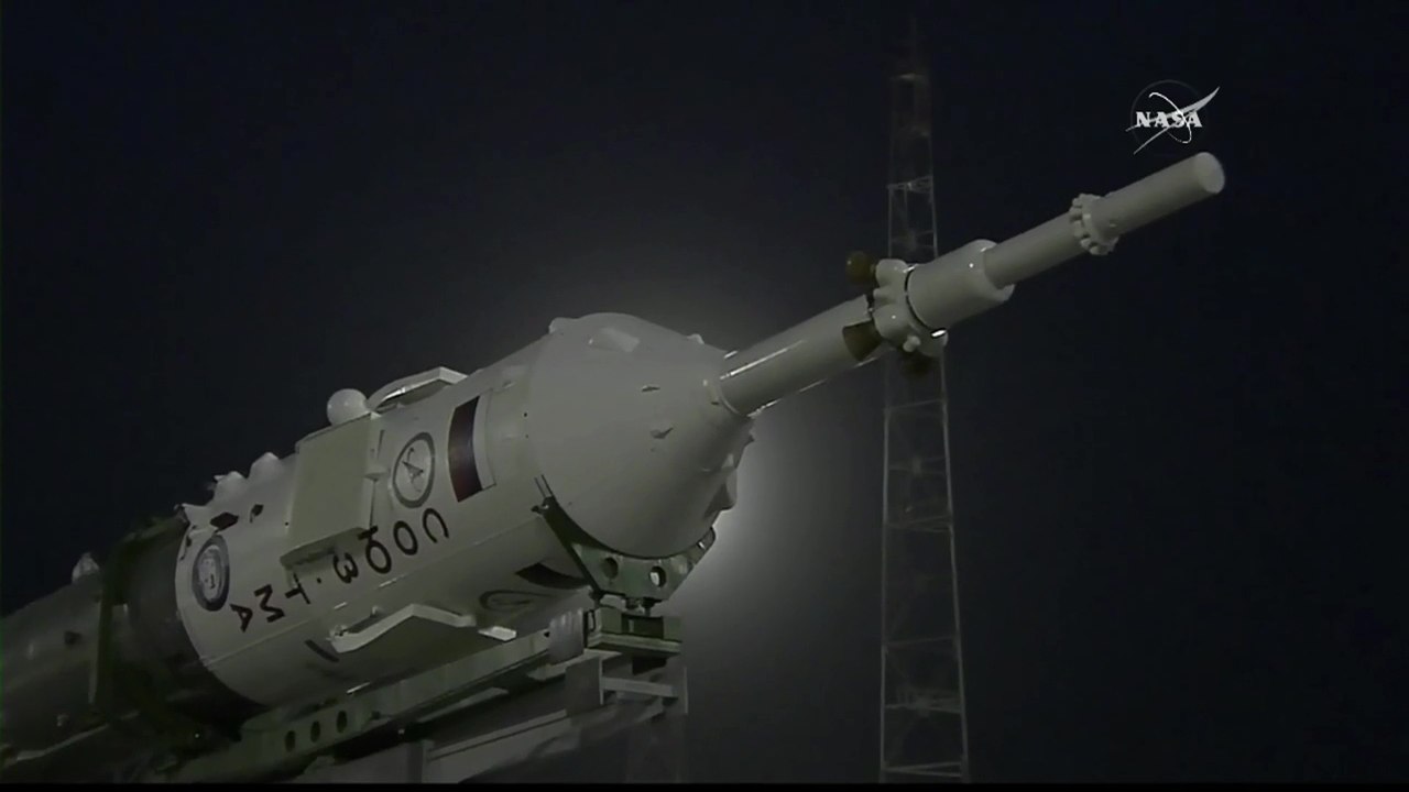 [ISS] Manned Soyuz TMA-20M Rolled to Launch Pad