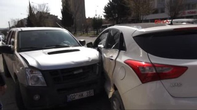 Adıyaman Hafif Ticari Araç ile Otomobil Çarpıştı: 1 Yaralı