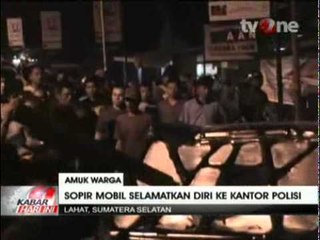 Tabrak 2  Motor, Sebuah Mobil Hancur Diamuk Massa