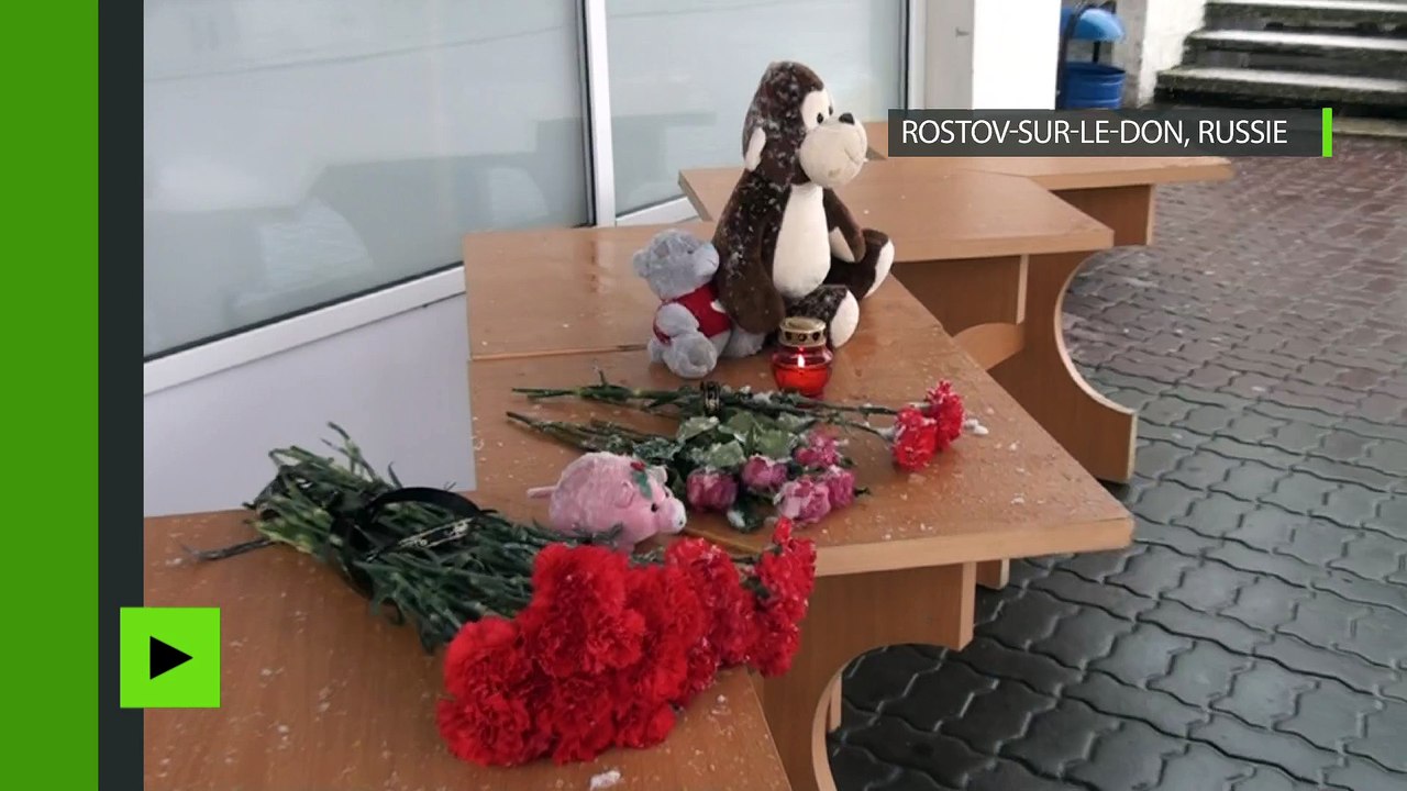 Des fleurs déposées près de l'aéroport de Rostov-sur-le-Don en mémoire aux victimes du crash