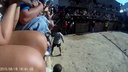 Humiliation : Il se fait défoncer par un taureau !