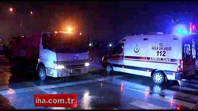 Kayganlaşan yolda duramayan 2 araç, tankerin altına girdi!