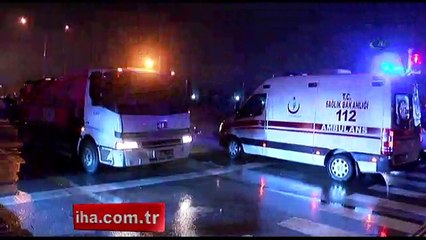 Kayganlaşan yolda duramayan 2 araç, tankerin altına girdi!