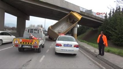 Kocaeli Damperi Açılan Kamyon Köprüye Çarptı