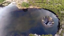 Incroyable vol d'un drone au dessus d'un trou géant dans un lac