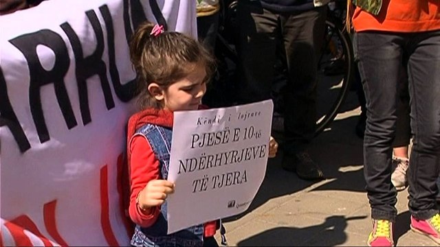 SHOQERIA CIVILE PROTESTON KUNDER KENDIT TE LOJRAVE TE LIQENI ME FEMIJE TE VEGJEL LAJM