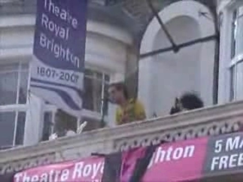 Noisettes Balcony Performance in Brighton