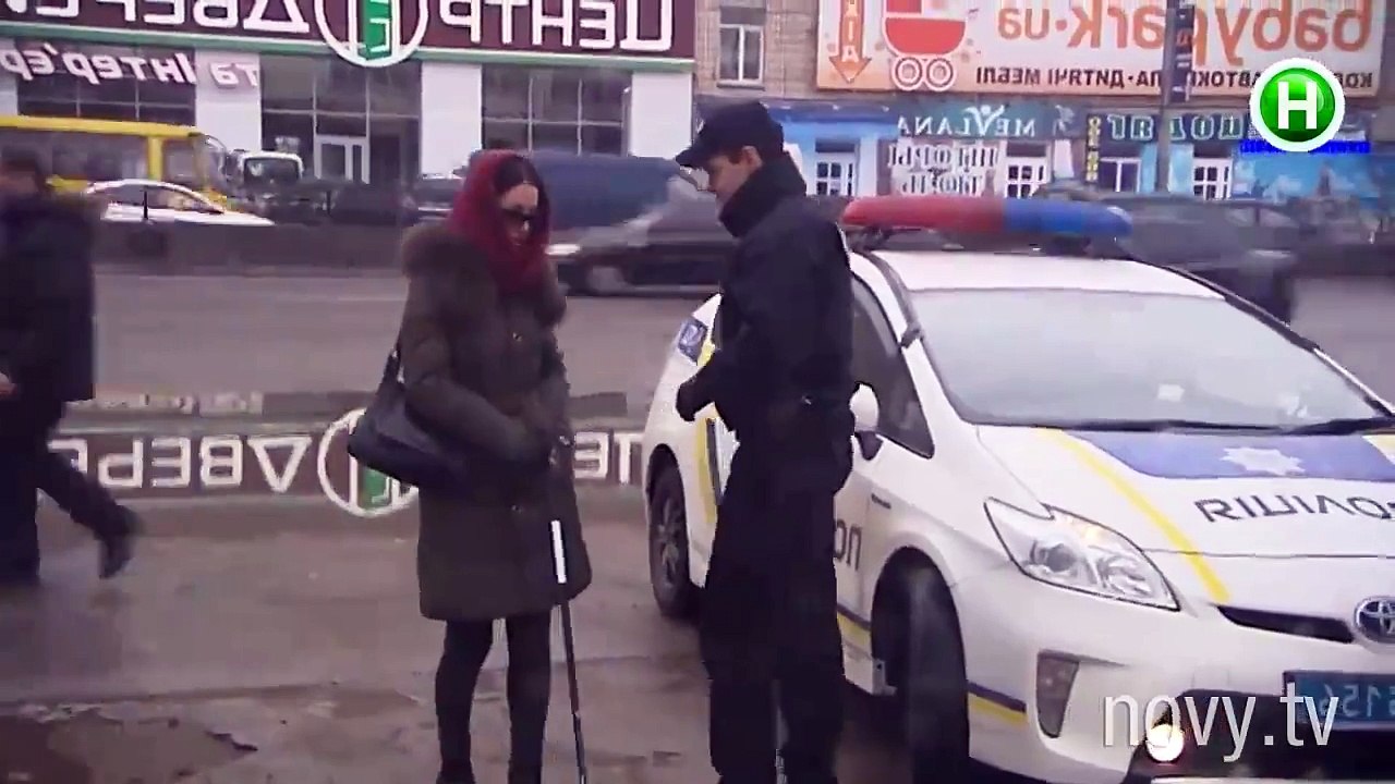 Журналист притворилась слепой и попросила полицейского разбить купюру