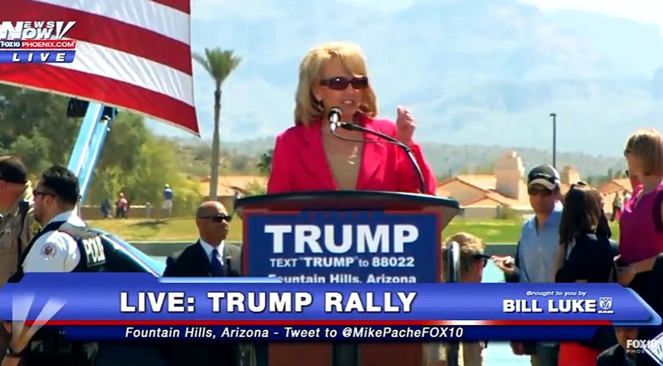 Trump rally: aide corrects Jan Brewer when she says Trump will build "fence" - "Say Wall!"