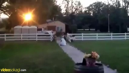 Damat gelini yatağa atamadan yere attı :)