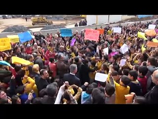 Öğrenciler, öğretmenlerine yapılan saldırıyı protesto etti