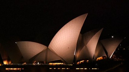 الشموع بدل الأضواء بالذكرى العاشرة لساعة الأرض