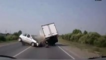 Scontro frontale tra un auto e un camion