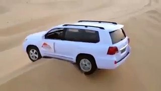 How to evacuate a jeep from desertصحرا میں پھنسی گاڑی کو ایسے نکالتے ہی