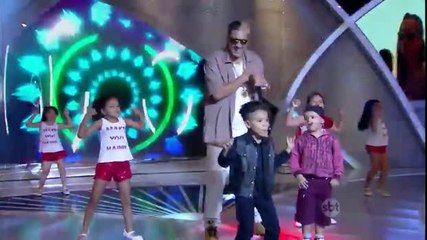 MC Bin Laden canta e tira a camiseta no palco