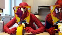 Homem-aranha vs cor-de-Rosa Spidergirl Na Vida Real! Torta De Rosto Do Super-Herói Ter O Divertiment