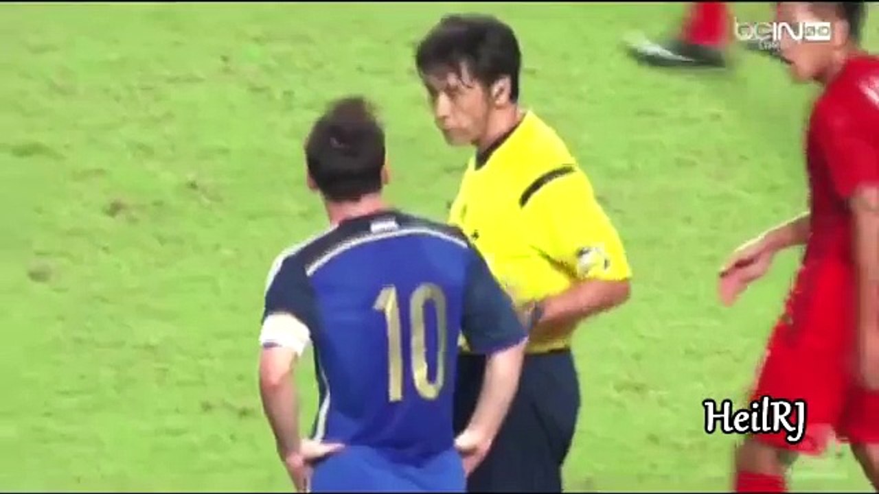 Lionel Messi Signs Autograph For Pitch Invader Fan in Hong Kong ● 14 10 2014