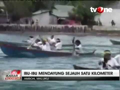 Lomba Dayung Kaum Ibu di Seram Timur