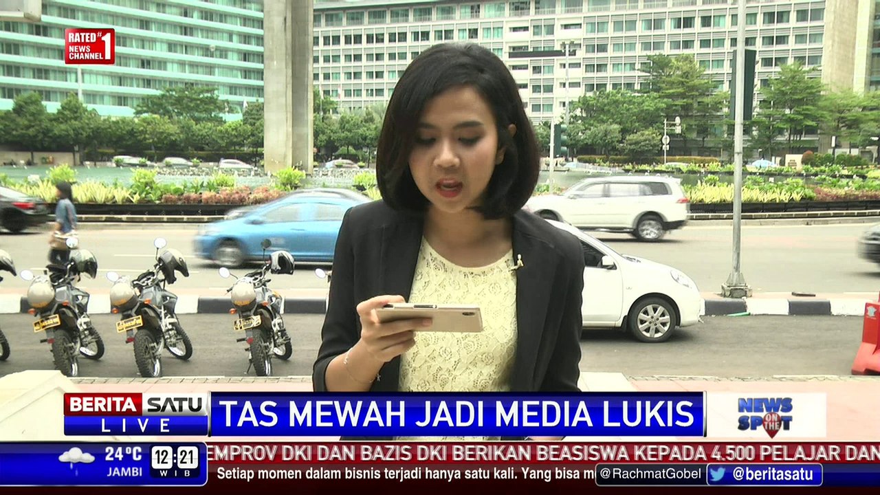 Ibu dan Anak Melukis dengan Media Tas Hermes Birkin