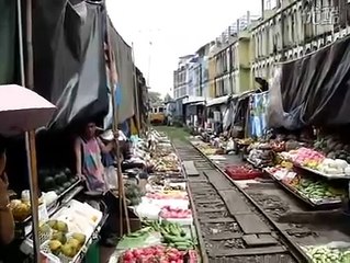 Поезд на рынке: неожиданный сюрприз для посетителей 🚆
