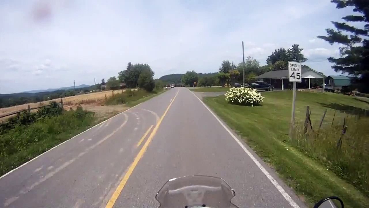 Ce motard discute avec la jeune femme qui vient juste de manquer de le tuer avec sa voiture !