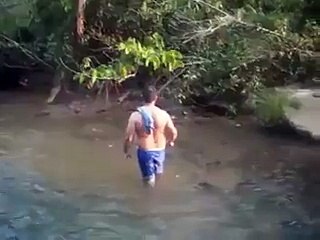 ഉറങ്ങിക്കിടന്ന അനകൊണ്ടയെ ശല്യപ്പെടുത്തിയ ഒരുത്തന് കിട്ടിയ പണി നോക്കിക്കേ