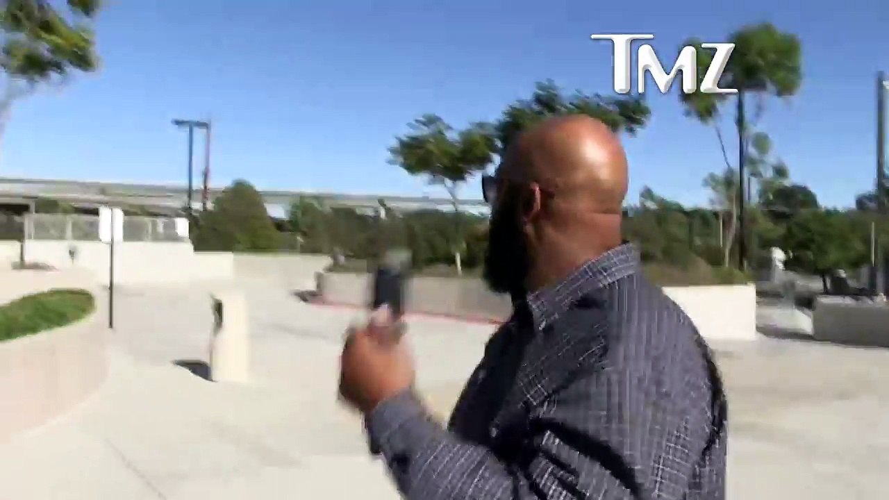 Suge Knight Surrenders in Robbery Case