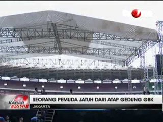 Seorang Pemuda Bakar Diri dan Lompat dari Atap GBK